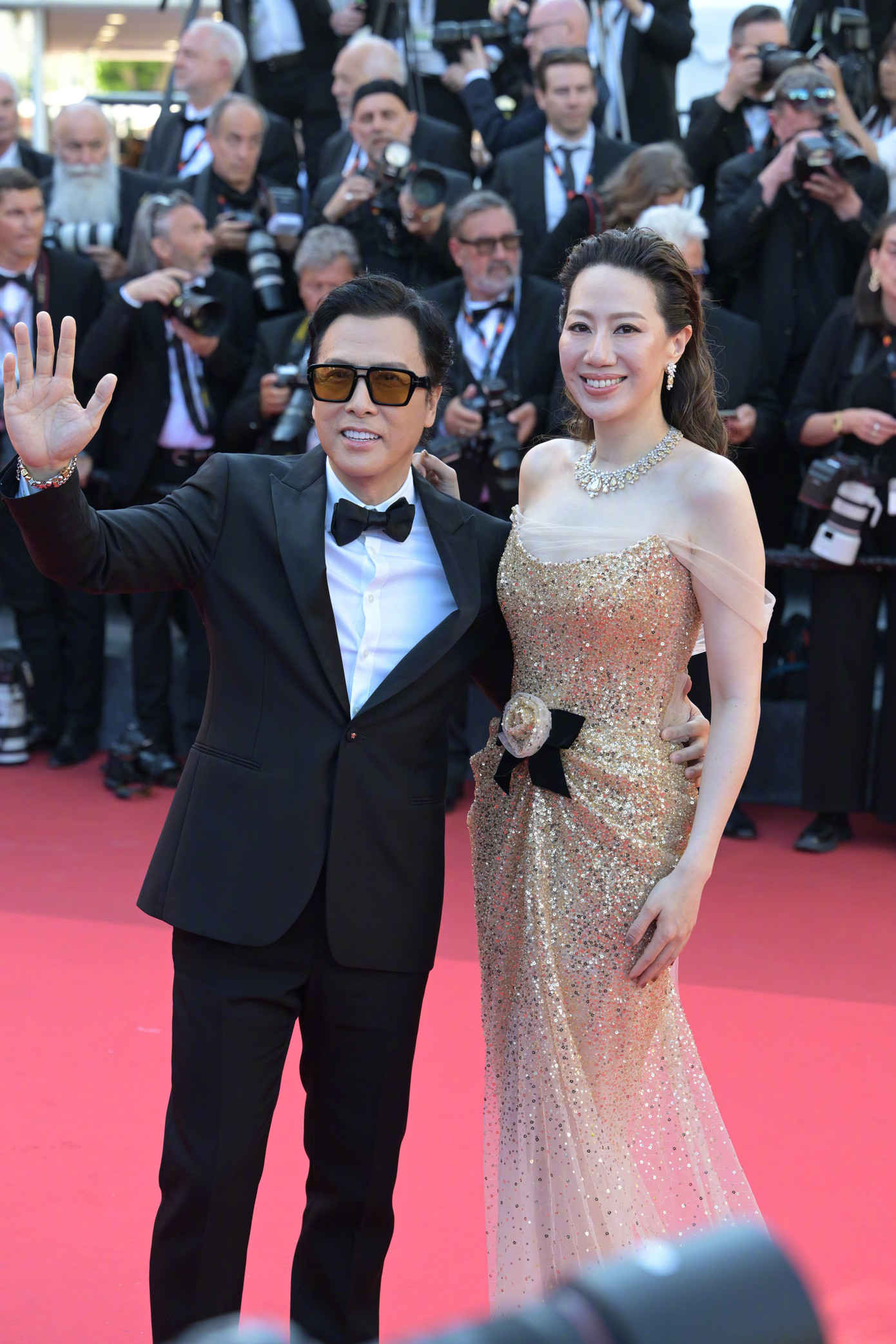 Ngày 15/5 (giờ địa phương), Chân Tử Đan tay trong tay vợ, Uông Thi Thi, sải bước trên thảm đỏ buổi ra mắt phim Dossier 137 trong ngày thứ ba diễn ra Liên hoan phim Cannes 2025. Tài tử Diệp Vấn mặc lễ phục đen cổ điển. Anh vẫn phong độ và trẻ trung ở tuổi 62. Ảnh: Getty Images.