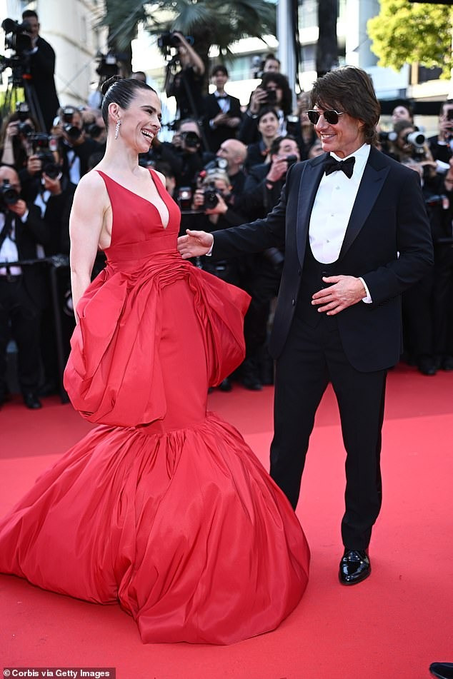 Một trong những điểm đáng chú ý nhất là tương tác thân thiết của ngôi sao sinh năm 1962 và bạn diễn Hayley Atwell. Cô là người đẹp đóng chính cùng Tom trong phần 7 và 8 của Mission: Impossible. Ngoài ra, họ được cho là phải lòng nhau trong thời gian làm việc chung trên phim trường vào năm 2020. Theo The Sun, họ chia tay vào tháng 9/2021 sau đó tái hợp và kết thúc hẳn vào giữa năm 2022. Nguồn tin cho biết cả hai thích hợp làm bạn hơn là yêu đương. Hiện tại, Tom Cruise bị đồn hẹn hò mỹ nhân Cuba Ana de Armas. Ảnh: Getty Images.