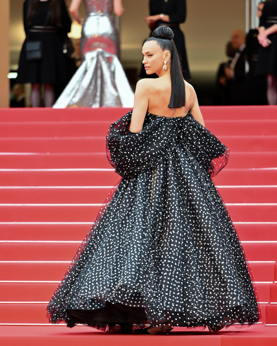 Irina Shayk ngọt ngào và nữ tính trong chiếc váy quây đen chấm bi trắng bồng bềnh. Phong cách này khác hẳn với hình ảnh nóng bỏng thường thấy của bạn gái cũ Ronaldo. Điểm trừ là kiểu tóc của siêu mẫu Nga khá khó hiểu và không ăn khớp với bộ cánh. Ảnh: Getty Images. Irina Shayk ngọt ngào và nữ tính trong chiếc váy quây đen chấm bi trắng bồng bềnh. Phong cách này khác hẳn với hình ảnh nóng bỏng thường thấy của bạn gái cũ Ronaldo. Điểm trừ là kiểu tóc của siêu mẫu Nga khá khó hiểu và không ăn khớp với bộ cánh. Ảnh: Getty Images.