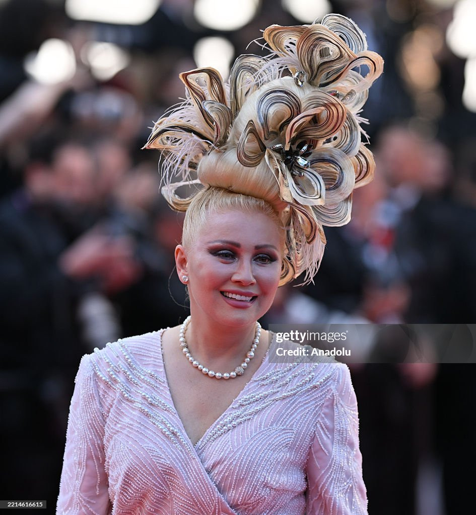 Diễn viên/người mẫu Elena Lenina, nổi danh là &quot;dị nhân thảm đỏ Cannes&quot;, tái xuất với kiểu tóc không đụng hàng. Ảnh: Getty Images.