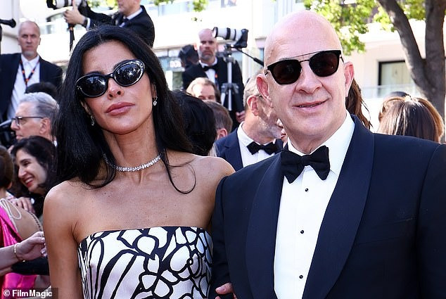 Đám đông tại Liên hoan phim Cannes sửng sốt khi chứng kiến cặp đôi trông giống hệt tỷ phú Jeff Bezos và vợ sắp cưới của ông, Lauren Sánchez. Ảnh: Film Magic.