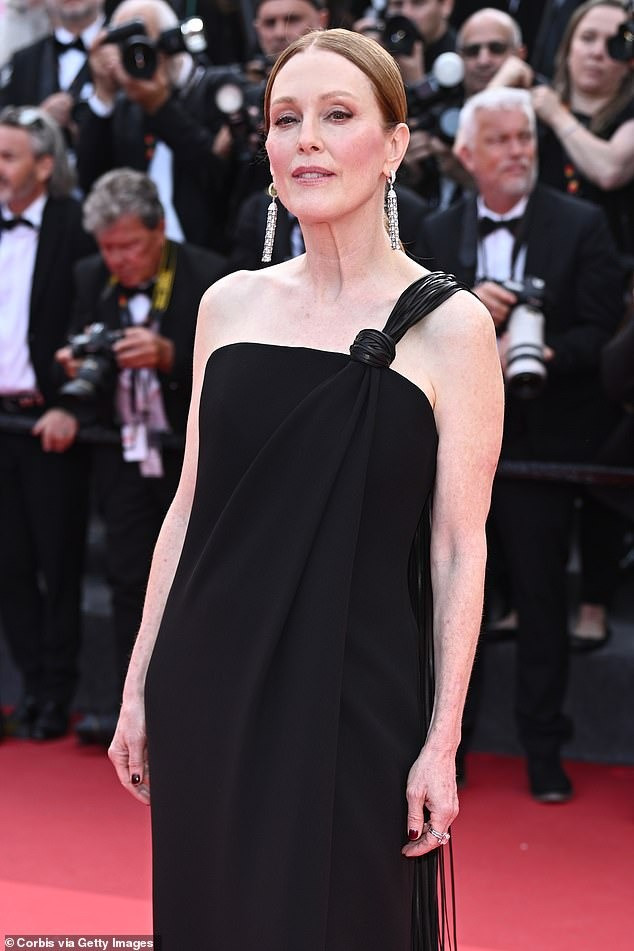 Minh tinh Julianne Moore thanh lịch ở tuổi 65. Ảnh: Getty Images/AP.
