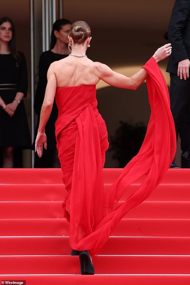 Daily Mail ví Rosie Huntington-Whiteley là hiện thân của sự thanh lịch với váy quây màu đỏ. Bộ trang sức kim cương cùng thần thái sang chảnh và tự tin giúp bạn gái Người vận chuyển Jason Statham trở thành tâm điểm. Cô cũng gây chú ý với khoảnh khắc lộ bờ vai cơ bắp. Ảnh: Shutterstock/AP/WireImage.