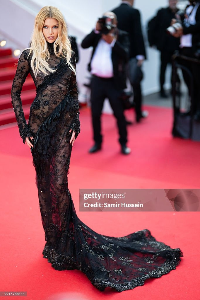 Cựu thiên thần nội y Stella Maxwell thách thức quy định trang phục nghiêm ngặt của ban tổ chức với chiếc váy ren xuyên thấu. Thân hình siêu mẫu cao 1,79 m ẩn hiện sau lớp vải mỏng manh. Ảnh: Getty Images.