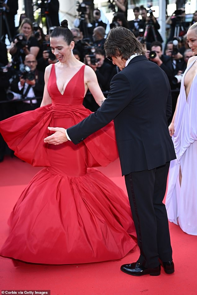 Một trong những điểm đáng chú ý nhất là tương tác thân thiết của ngôi sao sinh năm 1962 và bạn diễn Hayley Atwell. Cô là người đẹp đóng chính cùng Tom trong phần 7 và 8 của Mission: Impossible. Ngoài ra, họ được cho là phải lòng nhau trong thời gian làm việc chung trên phim trường vào năm 2020. Theo The Sun, họ chia tay vào tháng 9/2021 sau đó tái hợp và kết thúc hẳn vào giữa năm 2022. Nguồn tin cho biết cả hai thích hợp làm bạn hơn là yêu đương. Hiện tại, Tom Cruise bị đồn hẹn hò mỹ nhân Cuba Ana de Armas. Ảnh: Getty Images.