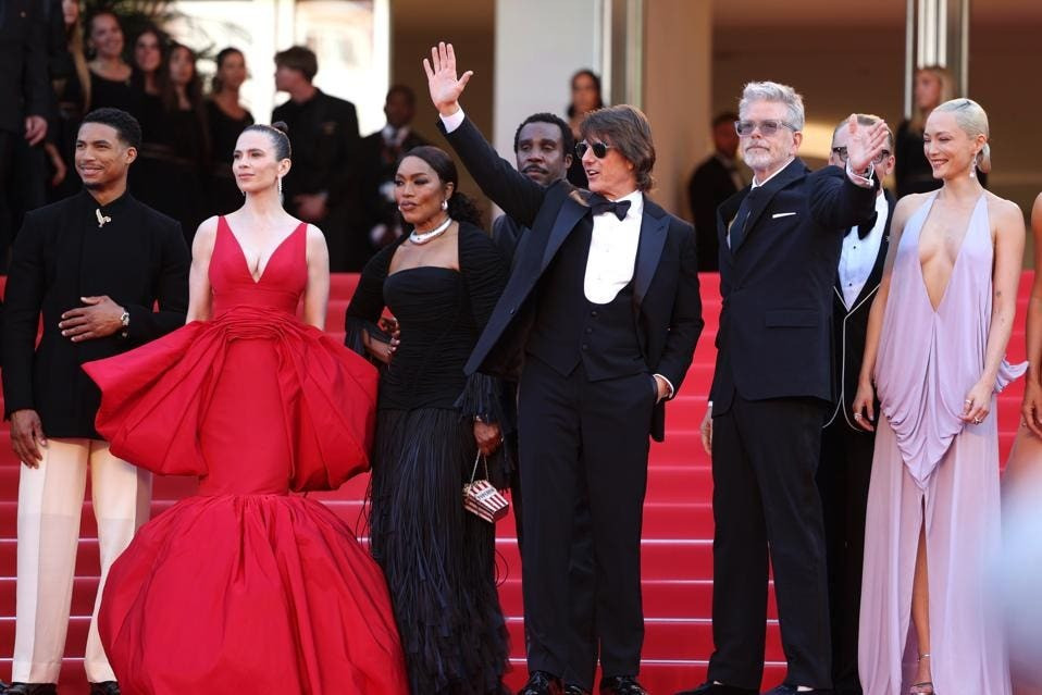 Tom Cruise dẫn đầu dàn sao hạng A trên thảm đỏ Liên hoan phim Cannes lần thứ 78 ngày thứ 2 (14/5) tại buổi ra mắt bom tấn Mission: Impossible - The Final Reckoning (Nhiệm vụ bất khả thi - Sự phán xét cuối cùng). Đây là phần thứ 8, cũng là phần cuối cùng của loạt phim hành động ăn khách. Theo People, tác phẩm nhận được tràng pháo tay kéo dài 5 phút của khán giả sau khi công chiếu. Ảnh: Getty Images.