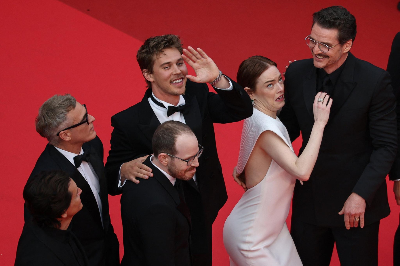 Một con ong đã tấn công dàn ngôi sao Hollywood hạng A. Emma bị dọa sợ và để lộ loạt biểu cảm hài hước. Trong khi Austin ga lăng giúp cô xua đuổi con ong, Pedro cười khoái chí trước phản ứng của người đẹp sinh năm 1988. Ảnh: Reuters.