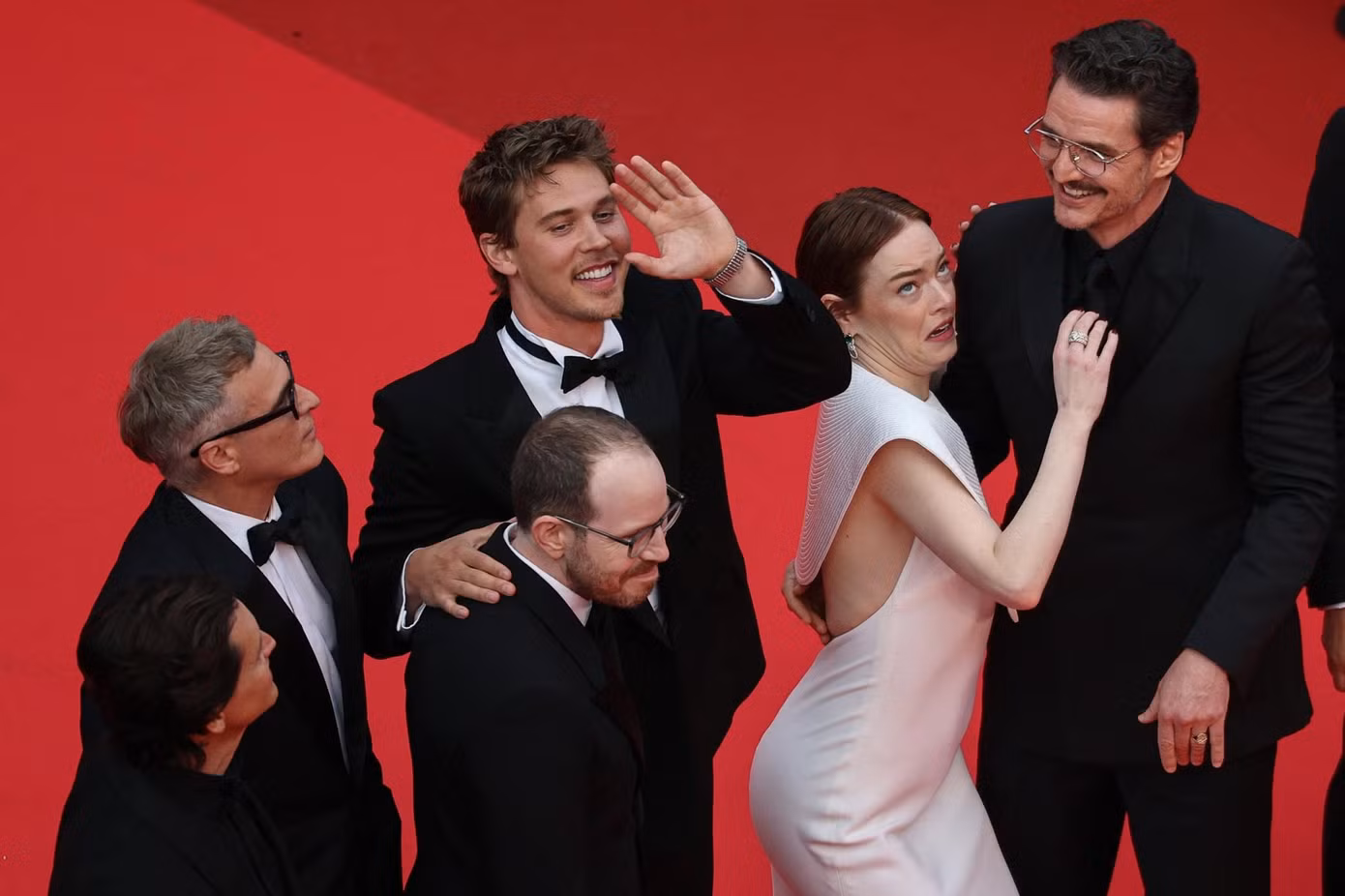 Một con ong đã tấn công dàn ngôi sao Hollywood hạng A. Emma bị dọa sợ và để lộ loạt biểu cảm hài hước. Trong khi Austin ga lăng giúp cô xua đuổi con ong, Pedro cười khoái chí trước phản ứng của người đẹp sinh năm 1988. Ảnh: Reuters.
