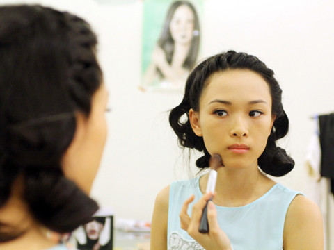 Sở hữu vầng trán rộng, gương mặt với những đường nét nhỏ nhắn, thanh tú, ở một số góc ảnh trông Trương Hồ Phương Nga hao hao Hoa đán Chuuwong Tử Di