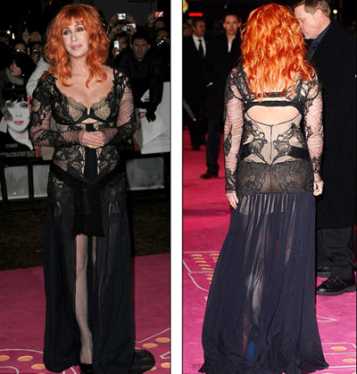 Trong khi đó nữ ca sĩ 64 tuổi thì táo bạo với mẫu đầm mặc cũng như không!