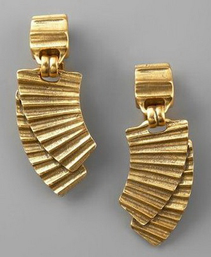 Khuyên tai Oscar de la Renta: 3.253.000VNĐ (http://www.neimanmarcus.com)