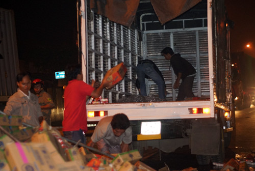 Phải mất gần một giờ lực lượng cứu hộ mới giải phóng được hiện trường. Số sữa chưa bị ảnh hưởng được chủ hàng chuyển sang xe tải khác