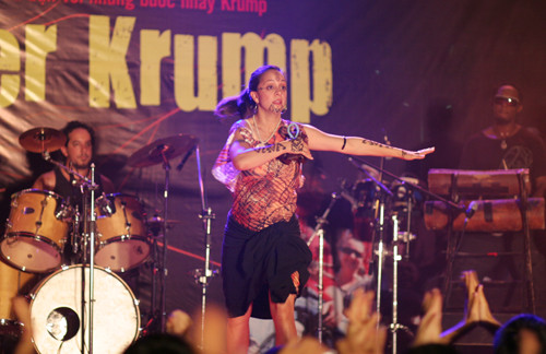 một nữ Krumper được trang điểm bằng những họa tiết lạ biểu diễn tại chương trình