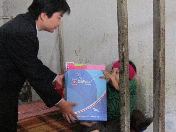 Phó giám đốc Nguyễn Duy Hùng đại diện đoàn cán bộ Bệnh viện Đa khoa MEDLATEC tặng quà cho đối tượng người già, lang thang tại Trung tâm Bảo trợ xã hội, Đông Anh, Hà Nội 