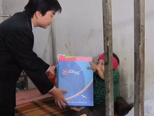 Phó giám đốc Nguyễn Duy Hùng đại diện đoàn cán bộ Bệnh viện Đa khoa MEDLATEC tặng quà cho đối tượng người già, lang thang tại Trung tâm Bảo trợ xã hội, Đông Anh, Hà Nội 