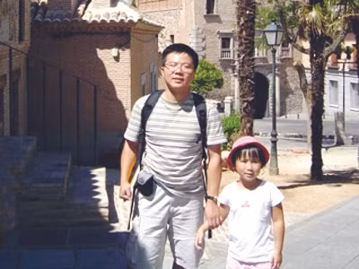 GS Châu cùng con gái ở Paris