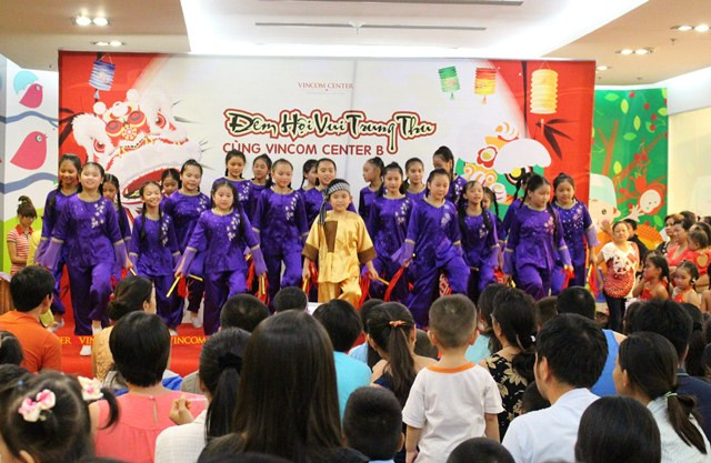 Các nghệ sỹ nhí hát đồng dao “Cuội ơi, Cuội đừng buồn” đã tái hiện một không gian dân gian cổ tích ý nghĩa