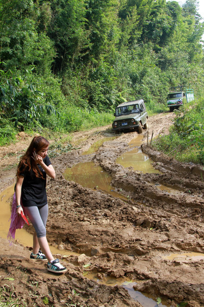Đường vào Hang Căn