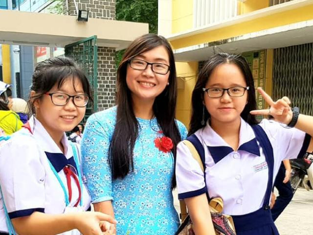 Cô giáo Nguyễn Thị Huyền Thảo - giáo viên Trường chuyên Trần Đại Nghĩa (TP.HCM) (giữa) và học sinh