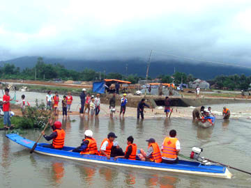 Do nước lũ đầu nguồn đổ về với lưu lượng lớn gây chia cắt tại cầu Nhỏ (trên tuyến đường từ trung tâm huyện về xã), UBND xã Hòa Thịnh tổ chức đưa đón nhân dân qua điểm chia cắt. Ảnh: Báo Phú Yên