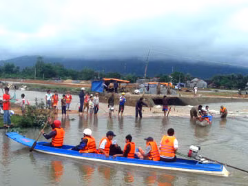 Do nước lũ đầu nguồn đổ về với lưu lượng lớn gây chia cắt tại cầu Nhỏ (trên tuyến đường từ trung tâm huyện về xã), UBND xã Hòa Thịnh tổ chức đưa đón nhân dân qua điểm chia cắt. Ảnh: Báo Phú Yên