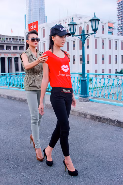 Cô gái này gặp khó khăn trong kỹ năng catwalk nên khiến hai giám khảo khá đau đầu và bực bội