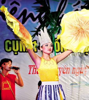 Kim Anh trong một điệu múa. 