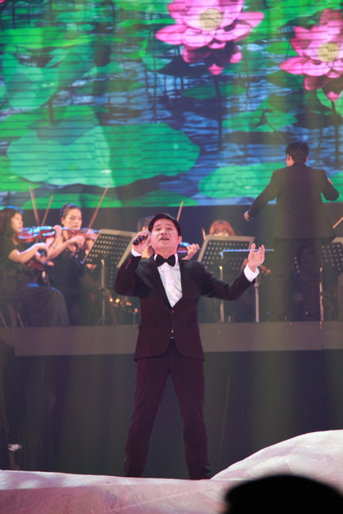 Ca sĩ Trọng Tấn xuất hiện ngay phần đầu chương trình. Ảnh: Trường Phong