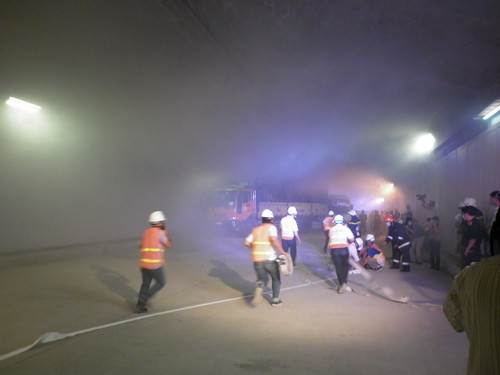 Lực lượng cứu nạn tại hiện trường nhanh chóng tác nghiệp Ảnh: Tuổi trẻ