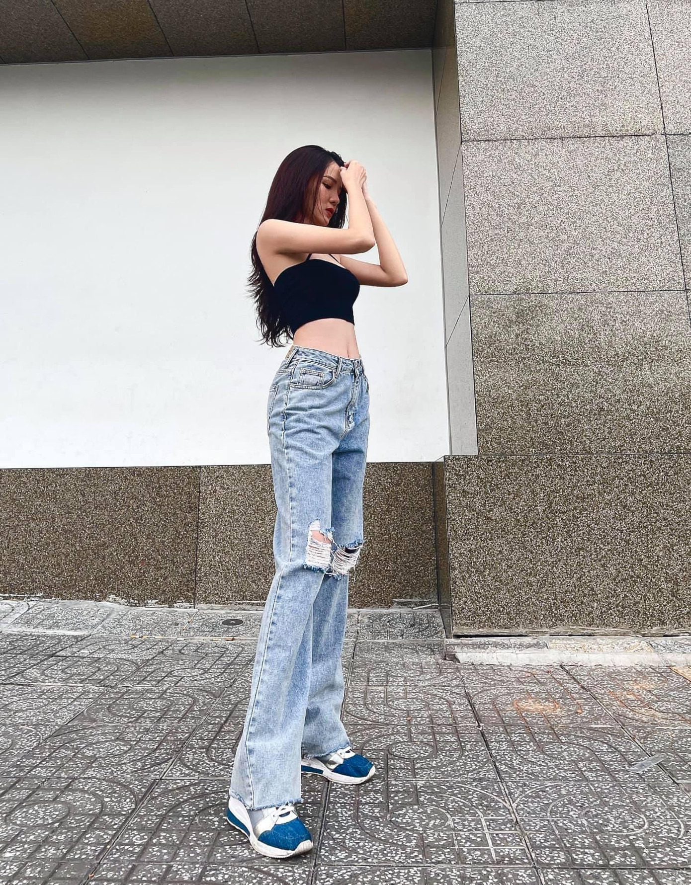 Người đẹp có vóc dáng nhỏ nhắn tuy nhiên cực kỳ cân đối và nóng bỏng.