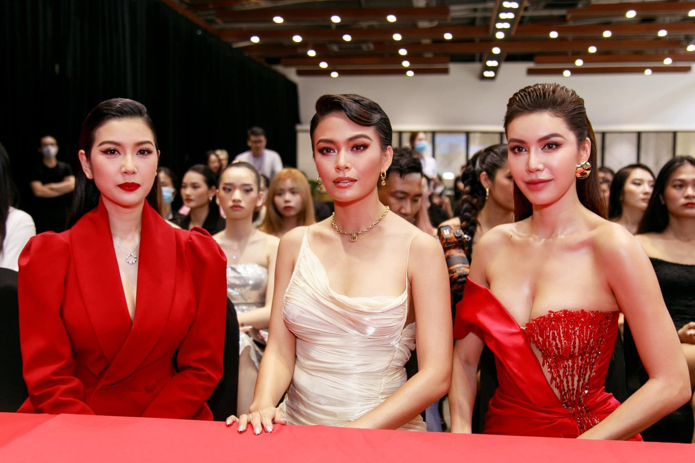 Á hậu Thuý Vân, Mâu Thuỷ, siêu mẫu Minh Tú hội ngộ trên ghế nóng một cuộc thi sắc đẹp. Á hậu Thuý Vân, Mâu Thuỷ, siêu mẫu Minh Tú hội ngộ trên ghế nóng một cuộc thi sắc đẹp.