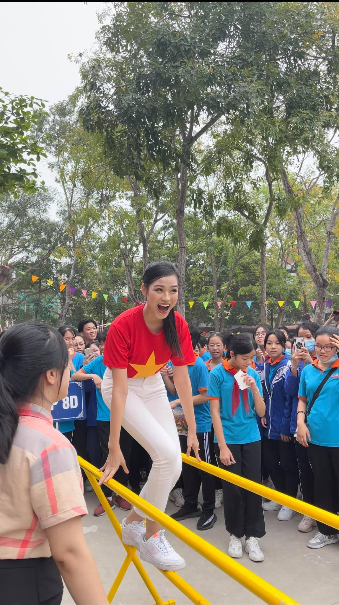 Nàng hậu xứ Thanh cũng không ngần ngại thử các trò chơi thể thao tại sự kiện trong sự cổ vũ nhiệt tình của các em học sinh.