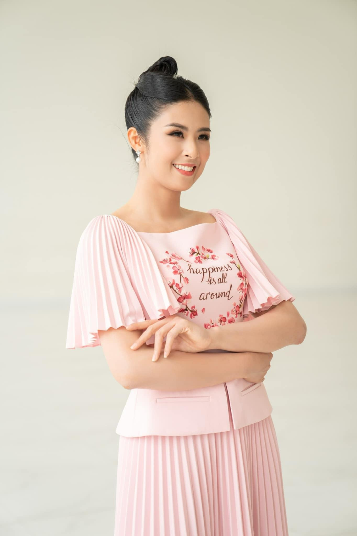 Hoa hậu Ngọc Hân đẹp yêu kiều và thanh lịch trong bộ váy xếp ly màu hồng nữ tính.