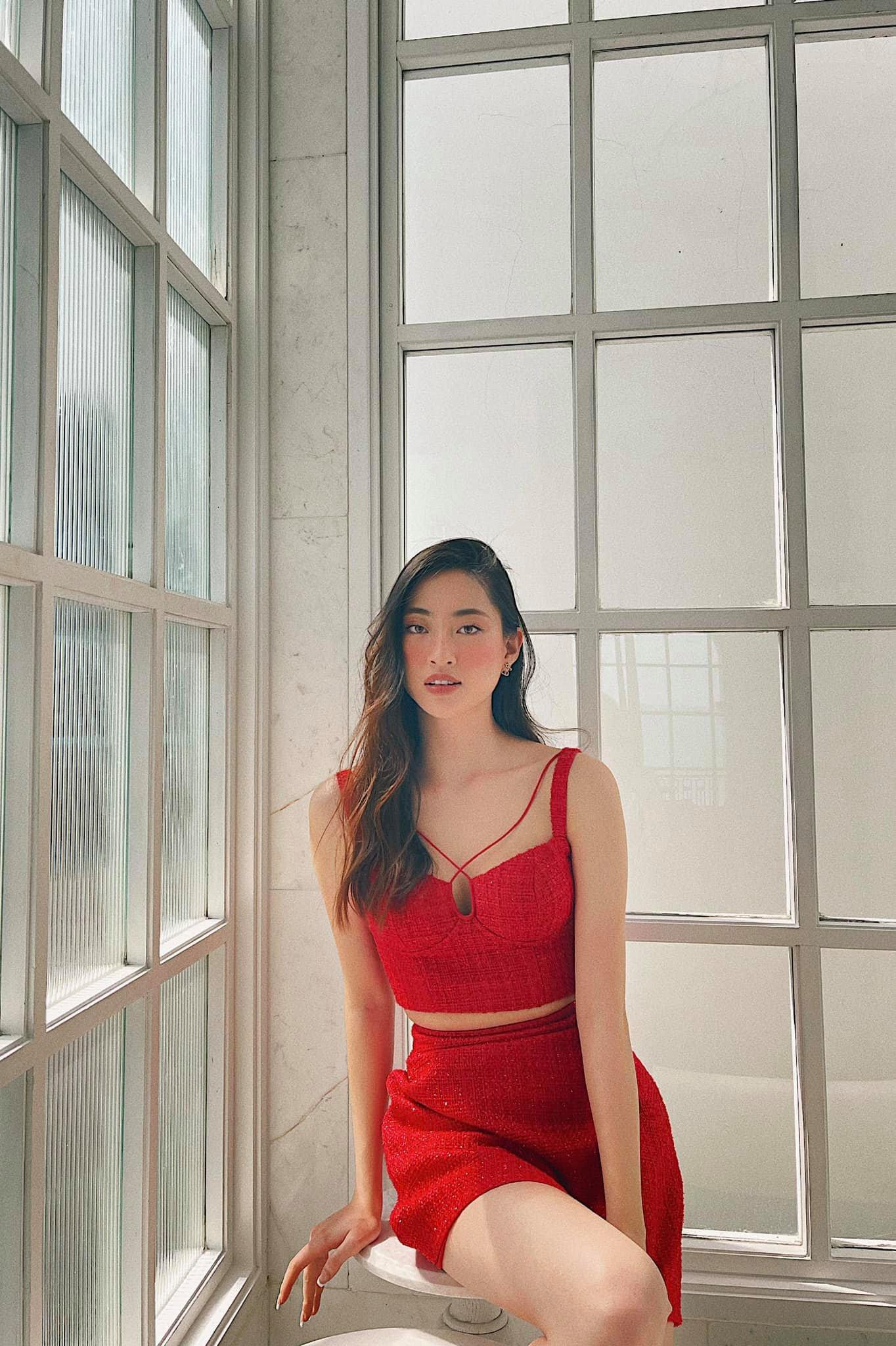 Hoa hậu Lương Thuỳ Linh diện váy đỏ yêu kiều khoe vóc dáng quyến rũ và nóng bỏng.