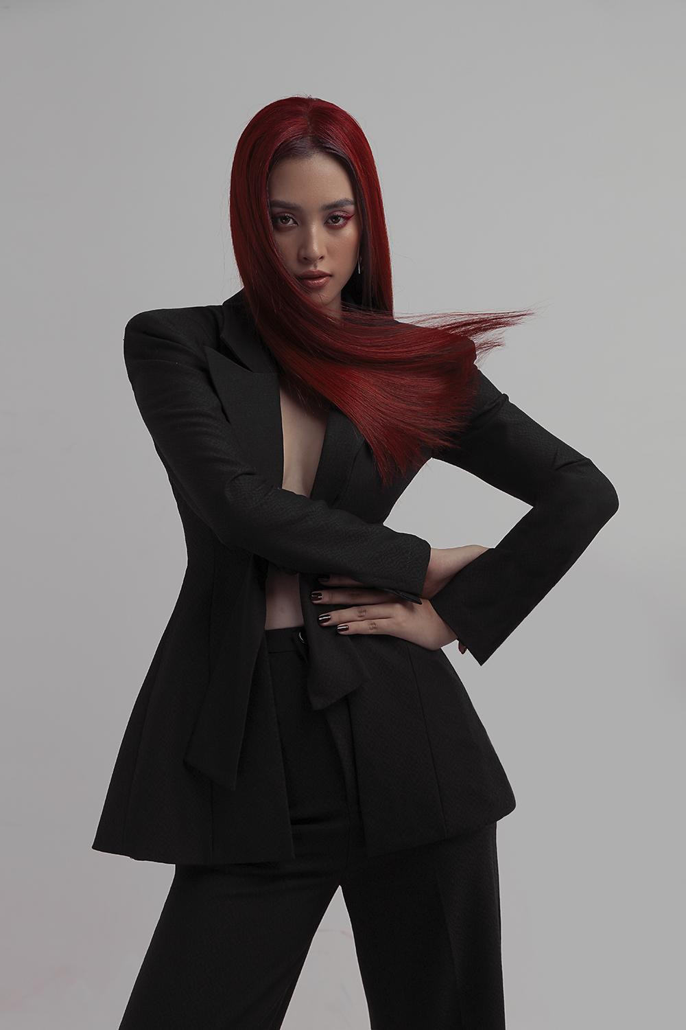 Cô còn được truyền thông Pháp gọi là "Cat Woman" nhờ vẻ đẹp bí ẩn đầy quyến rũ.