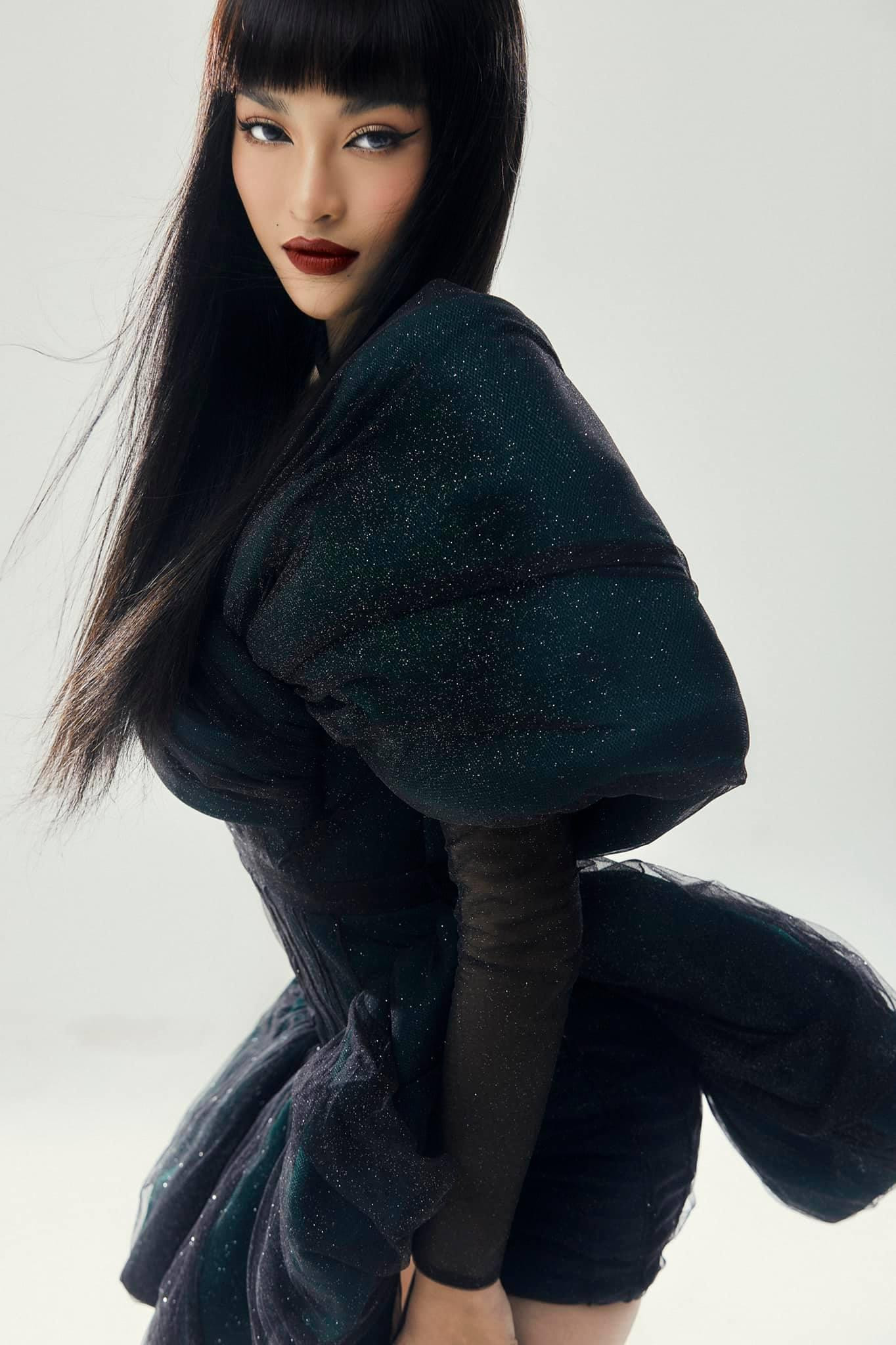 Kiều Loan ngày càng 'thăng hoa' với thần thái sắc lạnh trong mỗi tạo hình của mình.