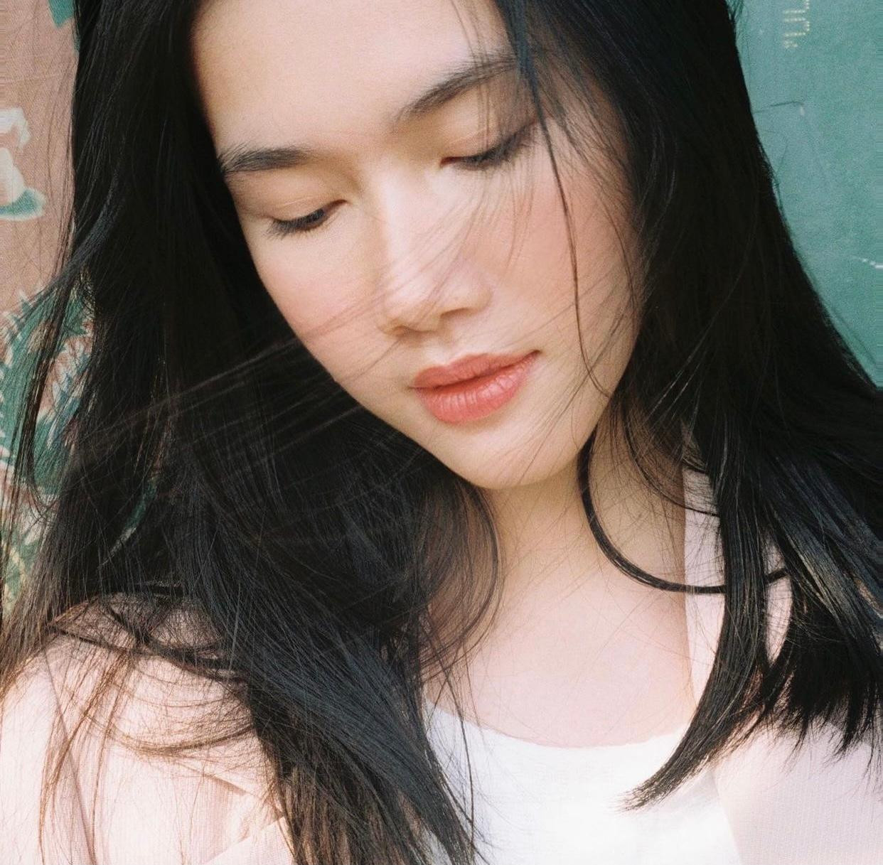 Nàng Á hậu Việt Nam 2020 được yêu mến bởi vẻ đẹp dịu dàng, trong sáng.