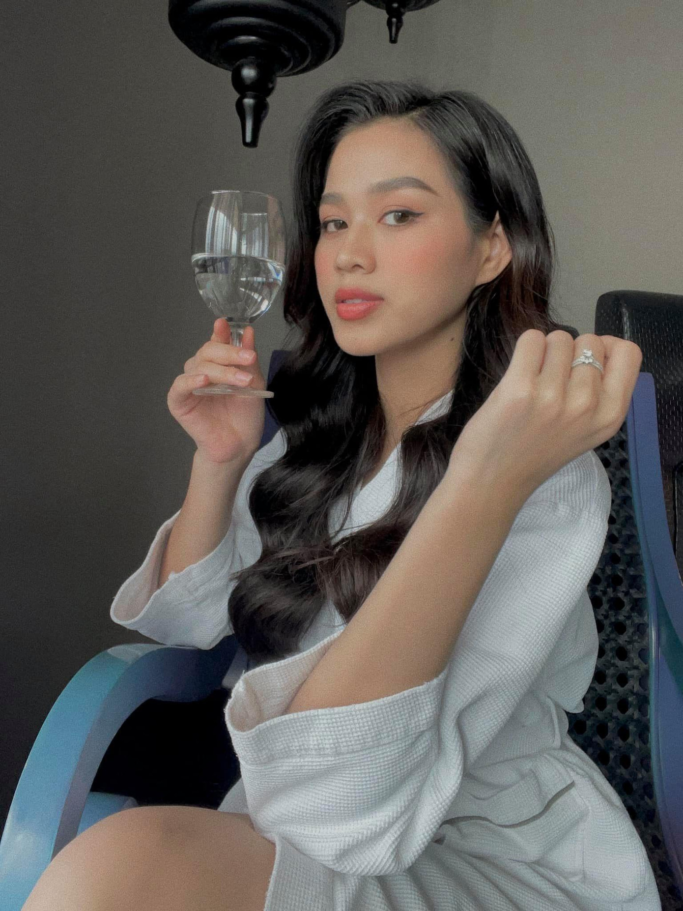 Hoa hậu Đỗ Thị Hà sang chảnh và quyến rũ khi diện áo choàng tắm.