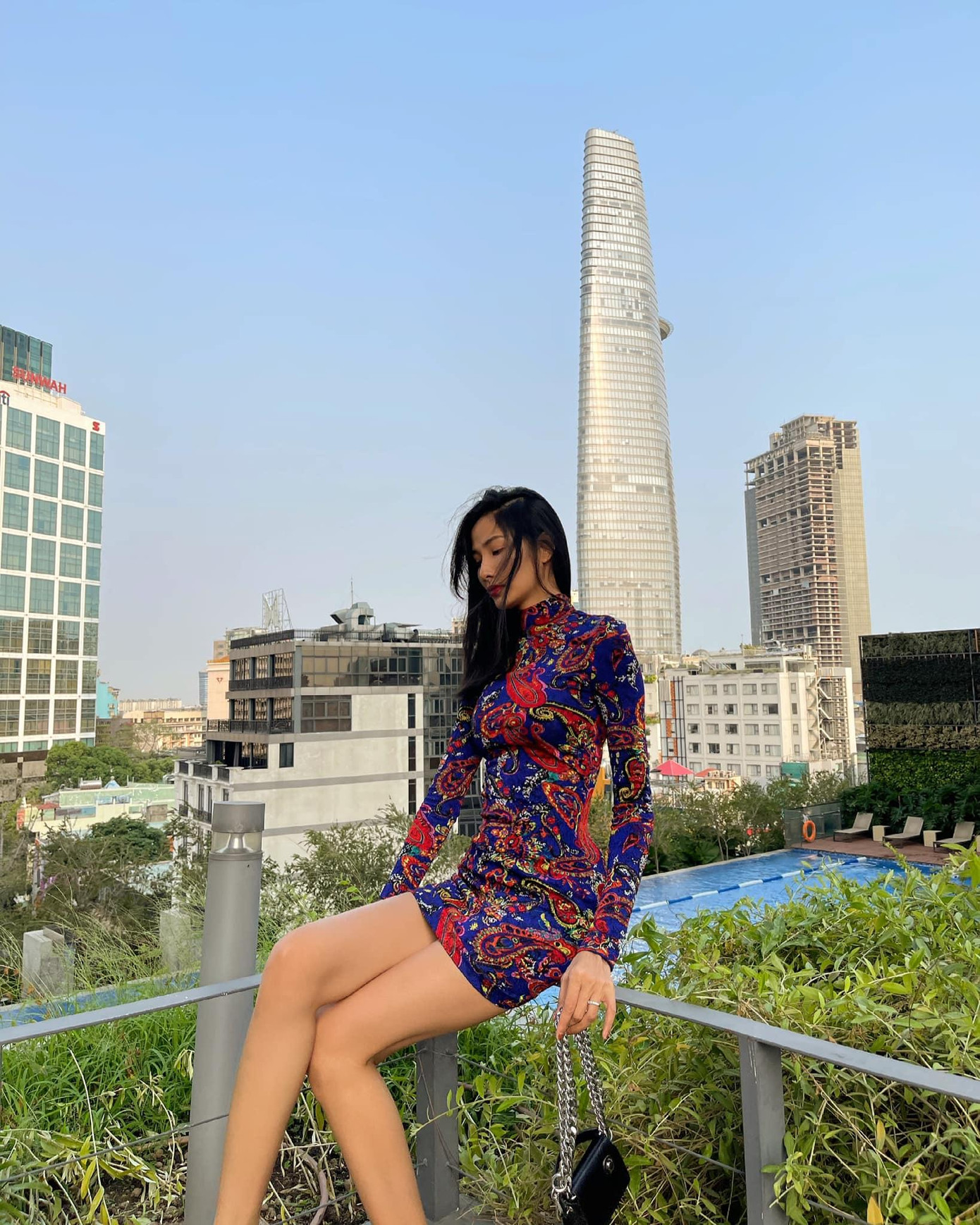 Á hậu Hoàng Thuỳ diện váy bó sát khoe đôi chân siêu dài gợi cảm.