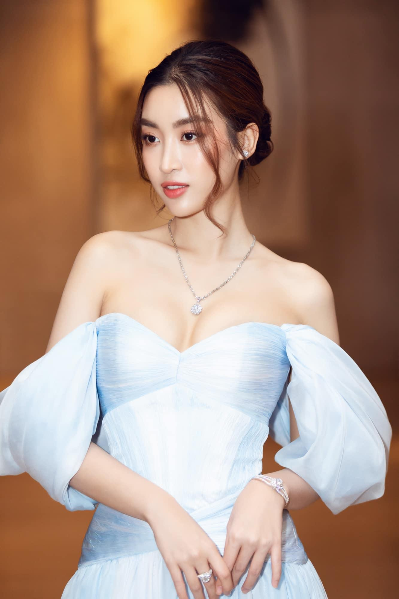 Nàng hậu xinh đẹp luôn chỉn chu và chuyên nghiệp trong mỗi lần xuất hiện trước công chúng.