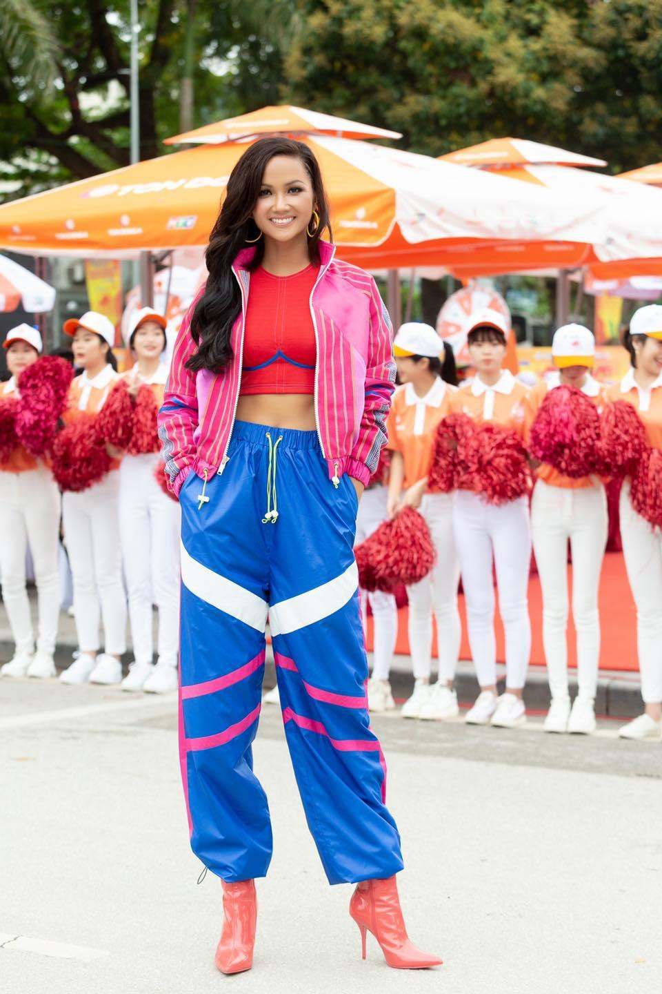Hoa hậu H'Hen Niê diện trang phục thể thao rực rỡ sắc màu cực kỳ khoẻ khoắn, năng động. Hoa hậu H'Hen Niê diện trang phục thể thao rực rỡ sắc màu cực kỳ khoẻ khoắn, năng động.