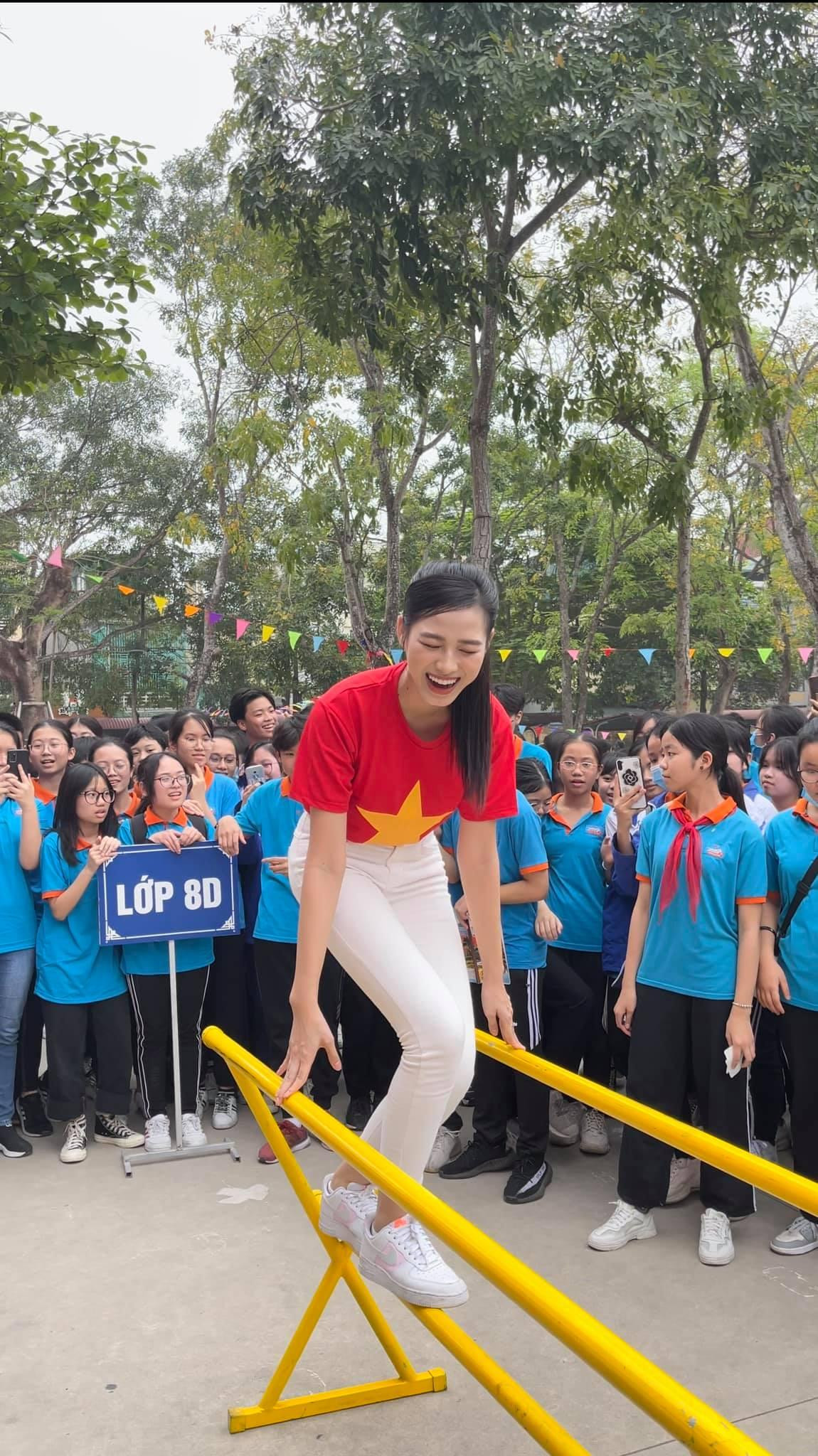 Sự nhiệt tình và thân thiện của người đẹp sinh năm 2000 chiếm được cảm tình của các em học sinh.