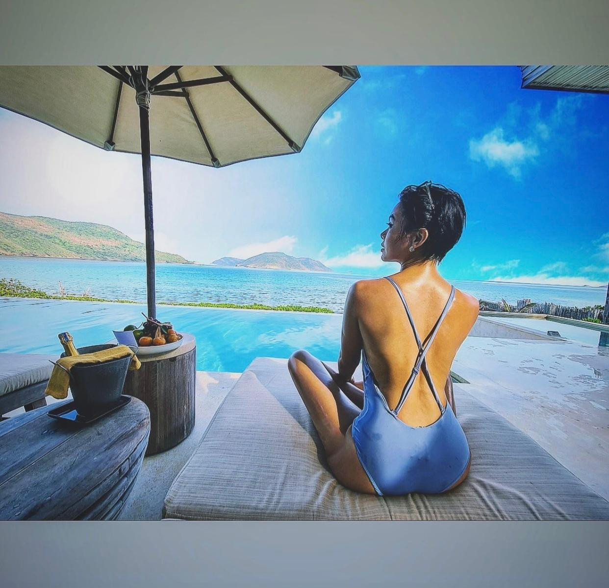 Á hậu Mâu Thuỷ diện áo tắm cắt xẻ táo bạo khoe đường cong quyến rũ.