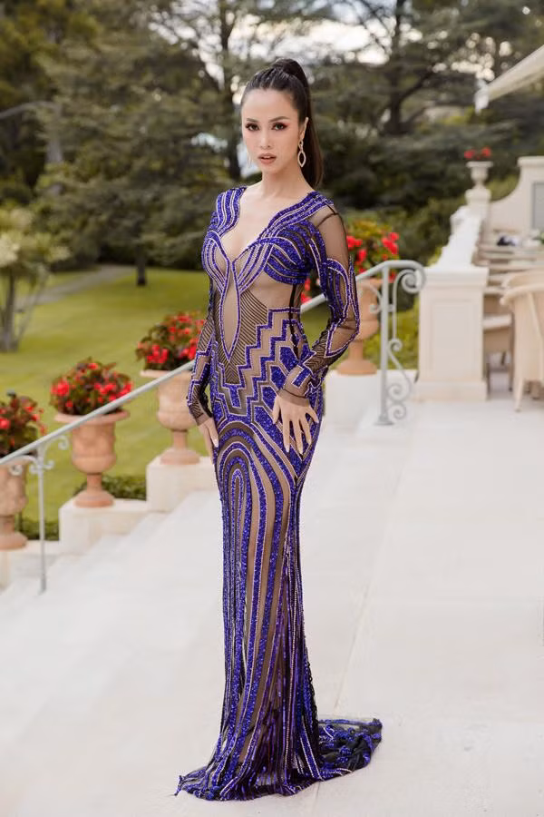 Vũ Ngọc Anh mang rất nhiều bộ cánh tới LHP Cannes năm đó nhưng đều có điểm chung đó là rất nóng bỏng và táo bạo. Với phong cách sexy của mình, cô đã gây được sự chú ý trên thảm đỏ của một trong những LHP lâu đời và danh giá nhất hành tinh.