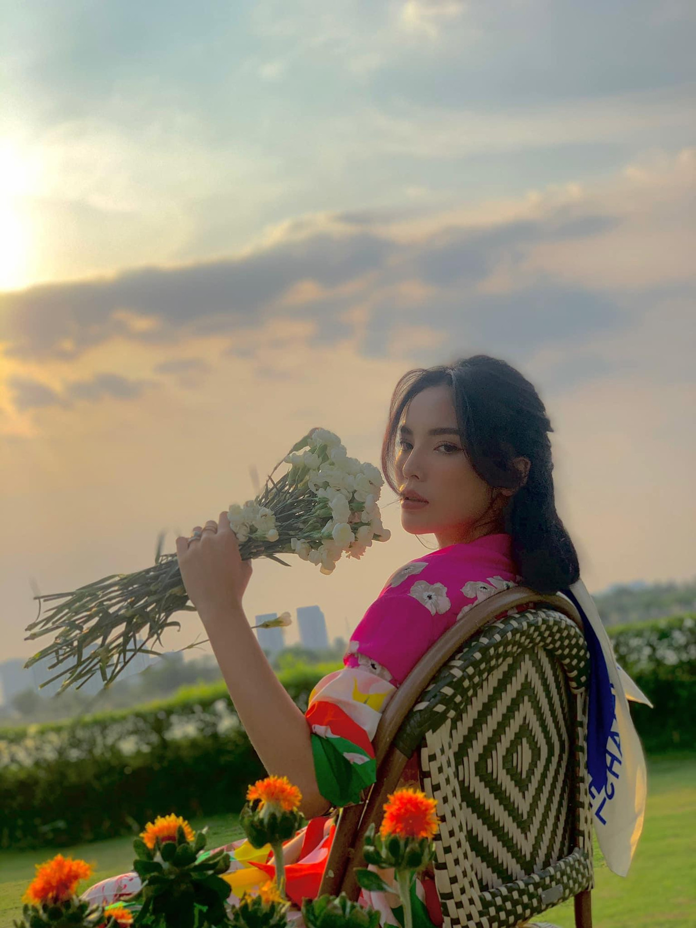 Hoa hậu Kỳ Duyên đẹp tựa nàng thơ dưới ánh hoàng hôn. Hoa hậu Kỳ Duyên đẹp tựa nàng thơ dưới ánh hoàng hôn.