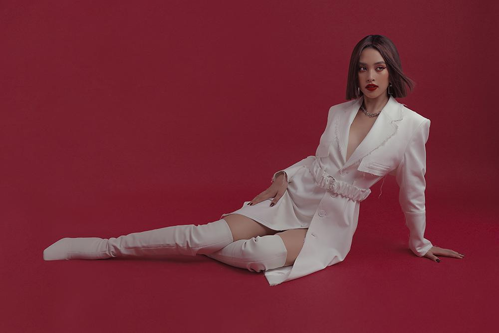 Với mái tóc ngắn ngang vai, Tiểu Vy ngày càng xinh đẹp - trẻ trung nhưng cũng cực kỳ cá tính và hiện đại.