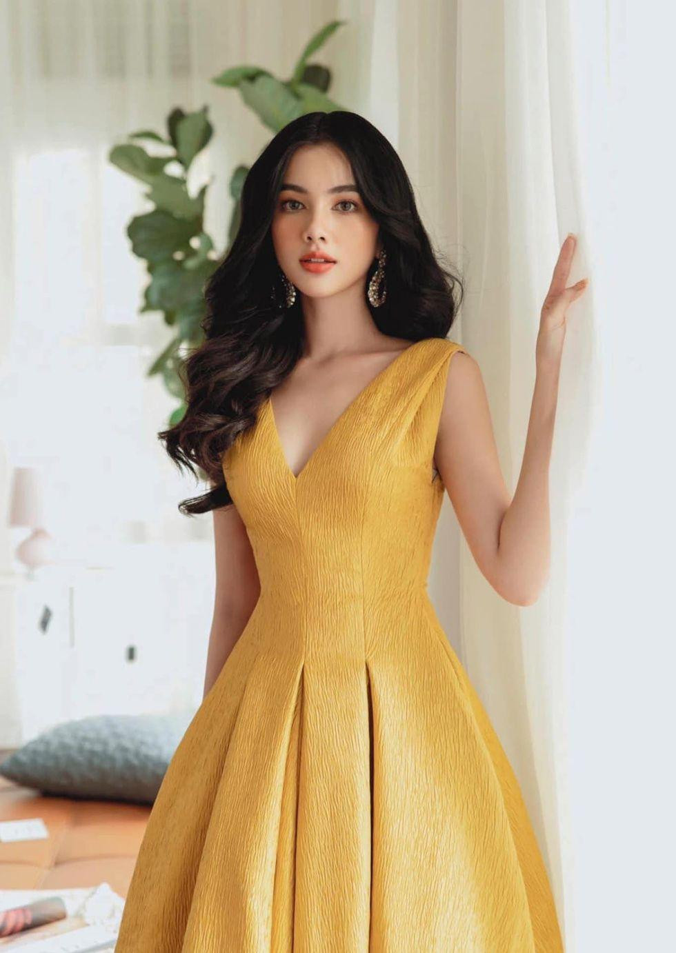 Cô cũng trở thành một gương mặt rất đắt show chụp look book cho các nhãn hàng thời trang nhờ vẻ đẹp ngọt ngào và duyên dáng của mình.