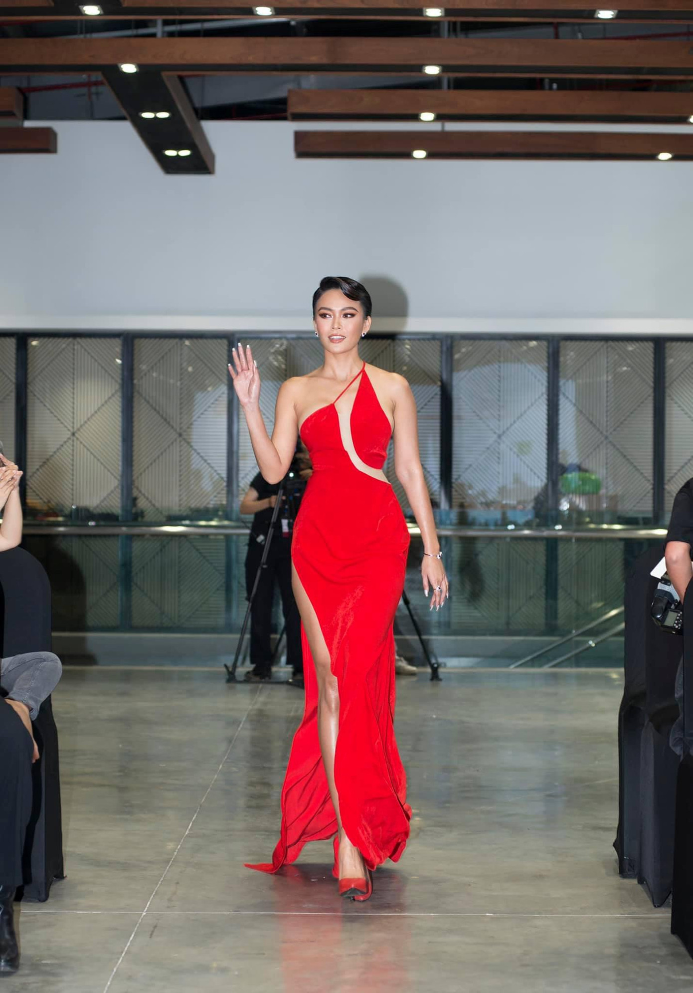 Người đẹp thay bộ váy dạ hội cắt xẻ táo bạo, trổ tài catwalk 'đỉnh cao'. Người đẹp thay bộ váy dạ hội cắt xẻ táo bạo, trổ tài catwalk 'đỉnh cao'.