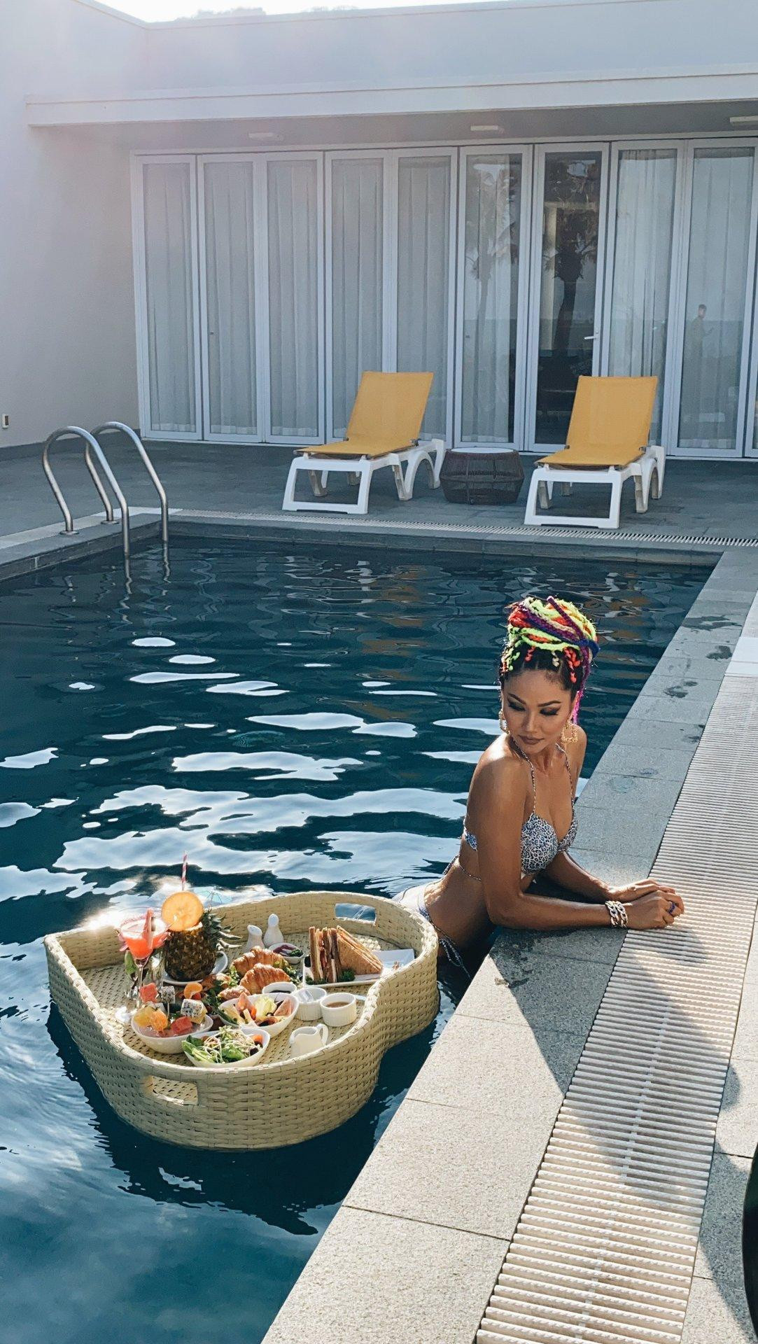 Hoa hậu H'Hen Niê diện bikini, thư giãn bên bể bơi khiến fans 'chóng mặt' vì quá nóng bỏng.