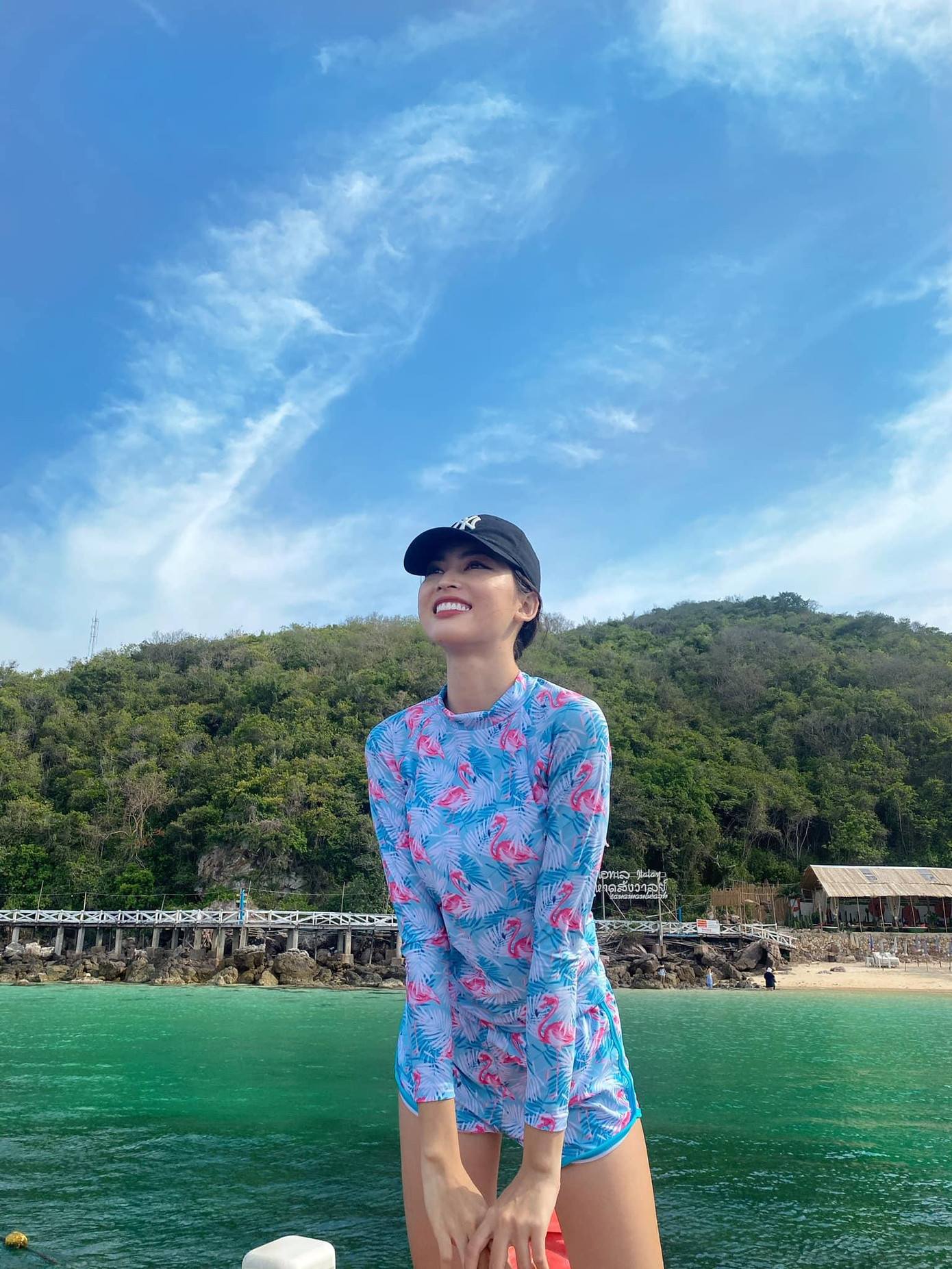 Ngọc Thảo và cô bạn thân chọn những bộ đồ họa tiết dễ thương khi vui chơi trên bãi biển Thái Lan.